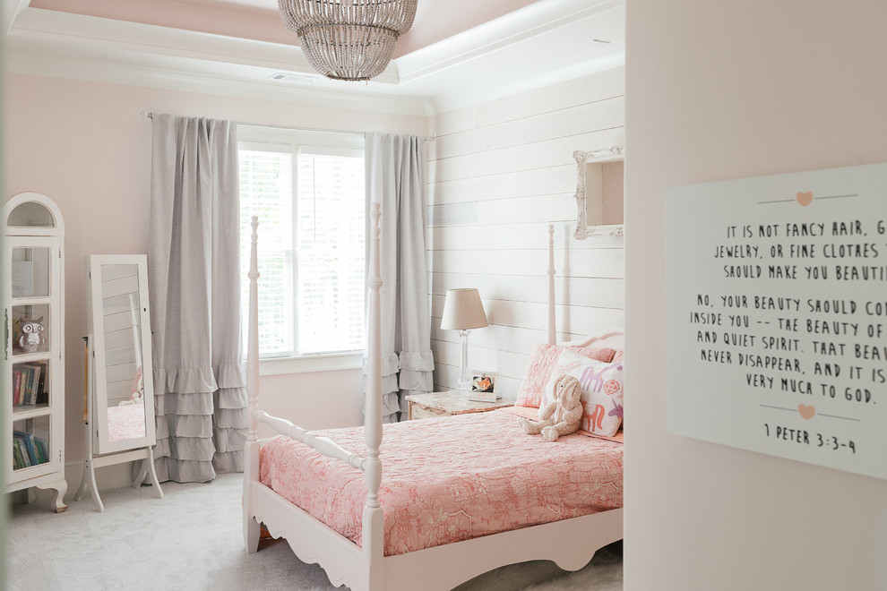 アトランタにある中くらいなトランジショナルスタイルのおしゃれな客用寝室 (カーペット敷き、白い床、ピンクの壁、暖炉なし)