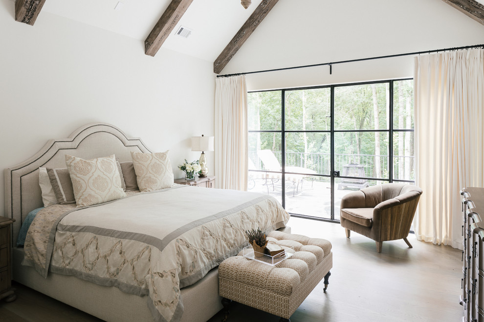 Diseño de dormitorio principal clásico renovado grande sin chimenea con paredes blancas, moqueta y suelo blanco