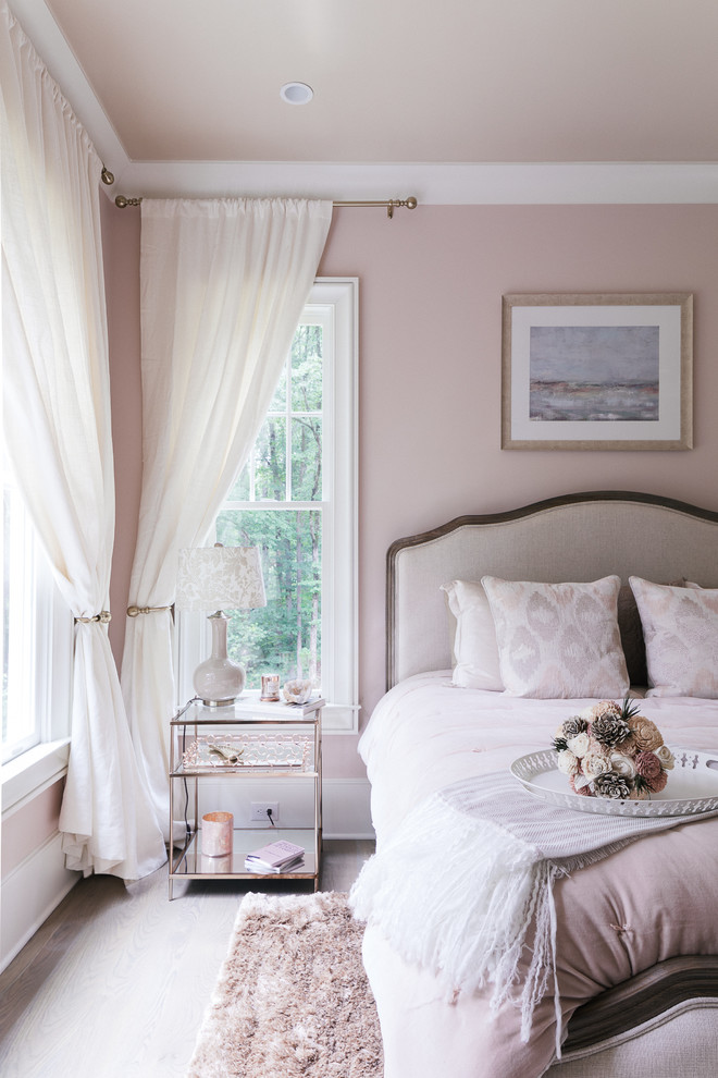 Стильный дизайн: большая гостевая спальня (комната для гостей) в стиле неоклассика (современная классика) с розовыми стенами, ковровым покрытием и серым полом без камина - последний тренд