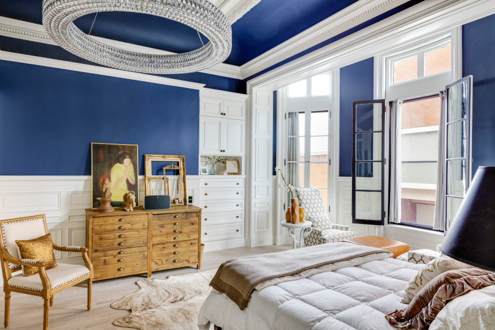 Inspiration för ett vintage sovrum, med blå väggar, ljust trägolv och beiget golv
