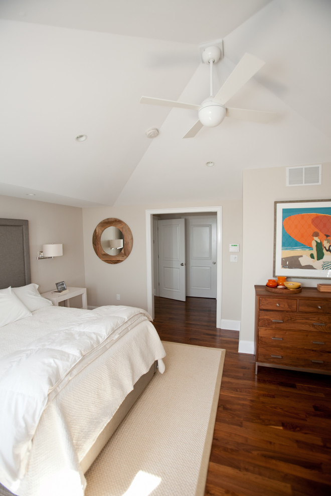 Maritimes Schlafzimmer mit beiger Wandfarbe in New York