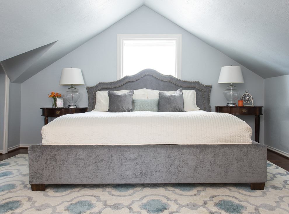 Diseño de dormitorio principal clásico pequeño sin chimenea con paredes azules, suelo de madera oscura y suelo marrón