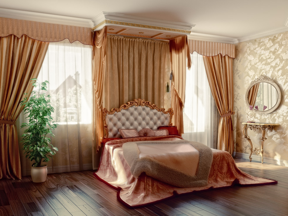 Idee per una grande camera matrimoniale vittoriana con pareti beige, parquet scuro e pavimento marrone