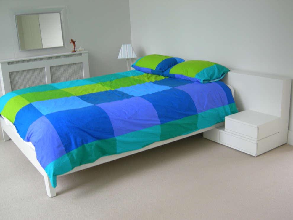 Bedroom - contemporary bedroom idea in Toronto