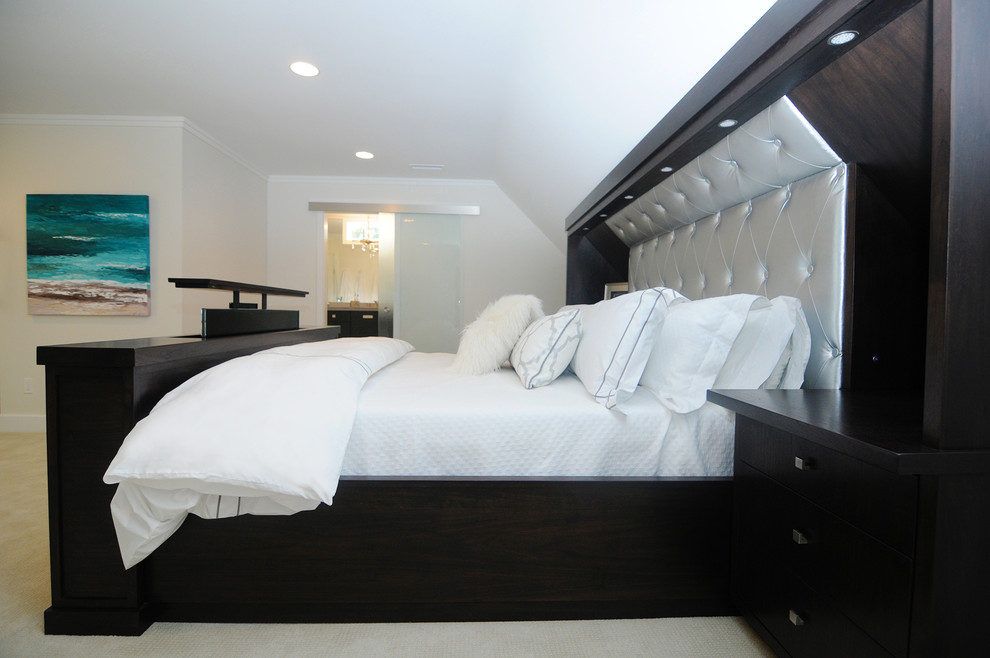 Modelo de dormitorio ecléctico de tamaño medio sin chimenea con paredes grises y moqueta