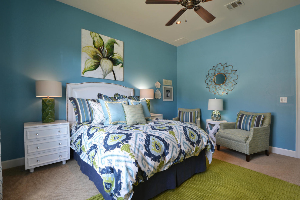 Источник вдохновения для домашнего уюта: гостевая спальня среднего размера, (комната для гостей) в современном стиле с синими стенами и ковровым покрытием