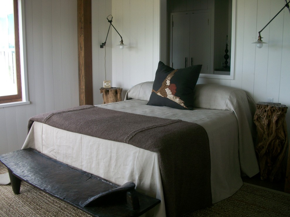 Foto de dormitorio principal bohemio de tamaño medio sin chimenea con paredes blancas y moqueta