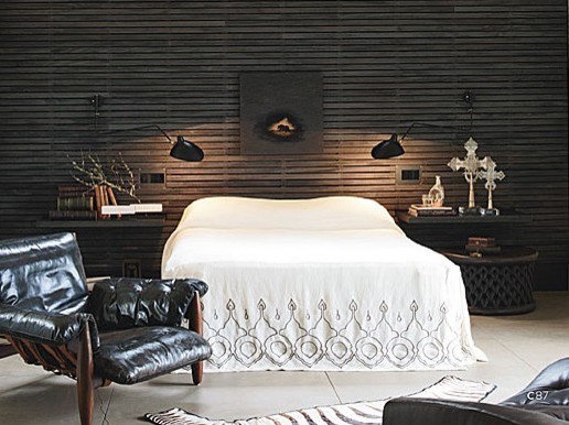 Идея дизайна: большая хозяйская спальня в стиле фьюжн с коричневыми стенами и полом из керамогранита без камина