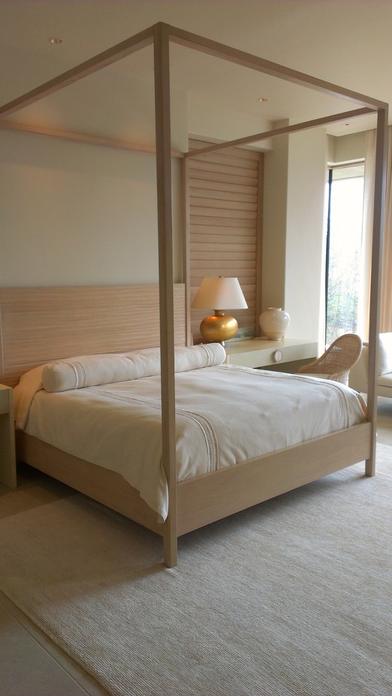 Идея дизайна: большая хозяйская спальня в современном стиле с белыми стенами и полом из керамогранита без камина