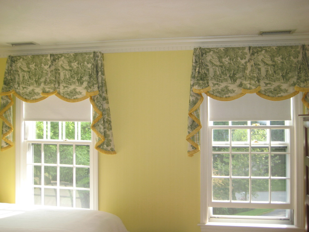 Inspiration för små klassiska gästrum, med gula väggar och heltäckningsmatta