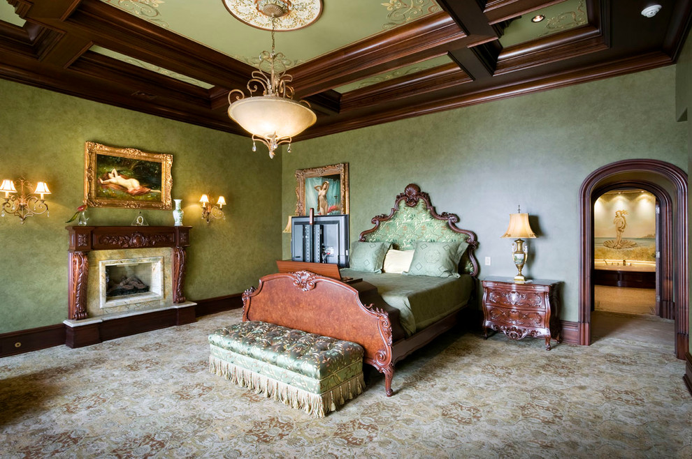На фото: спальня в викторианском стиле с зелеными стенами с