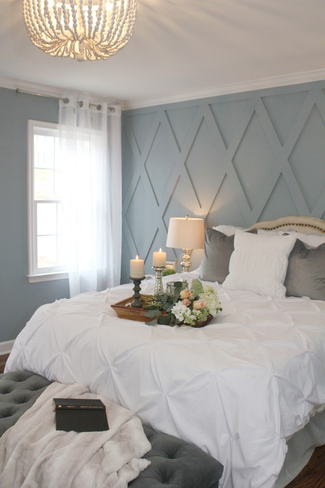 Свежая идея для дизайна: хозяйская спальня среднего размера в стиле кантри с серыми стенами, деревянным полом и коричневым полом без камина - отличное фото интерьера