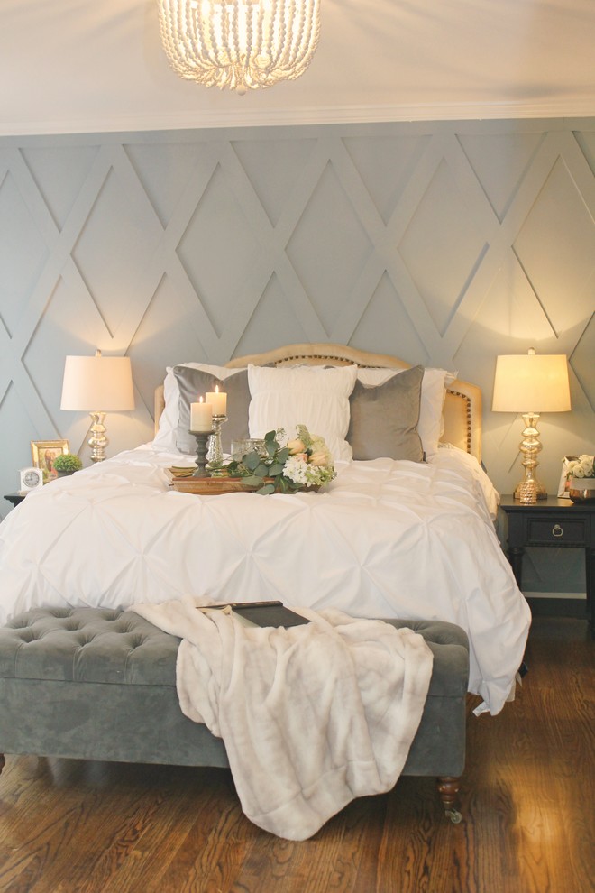Mittelgroßes Landhaus Hauptschlafzimmer ohne Kamin mit grauer Wandfarbe, gebeiztem Holzboden und braunem Boden in Raleigh