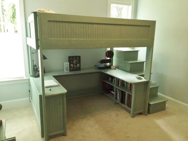 Diseño de habitación de invitados actual de tamaño medio sin chimenea con paredes grises y suelo de baldosas de porcelana
