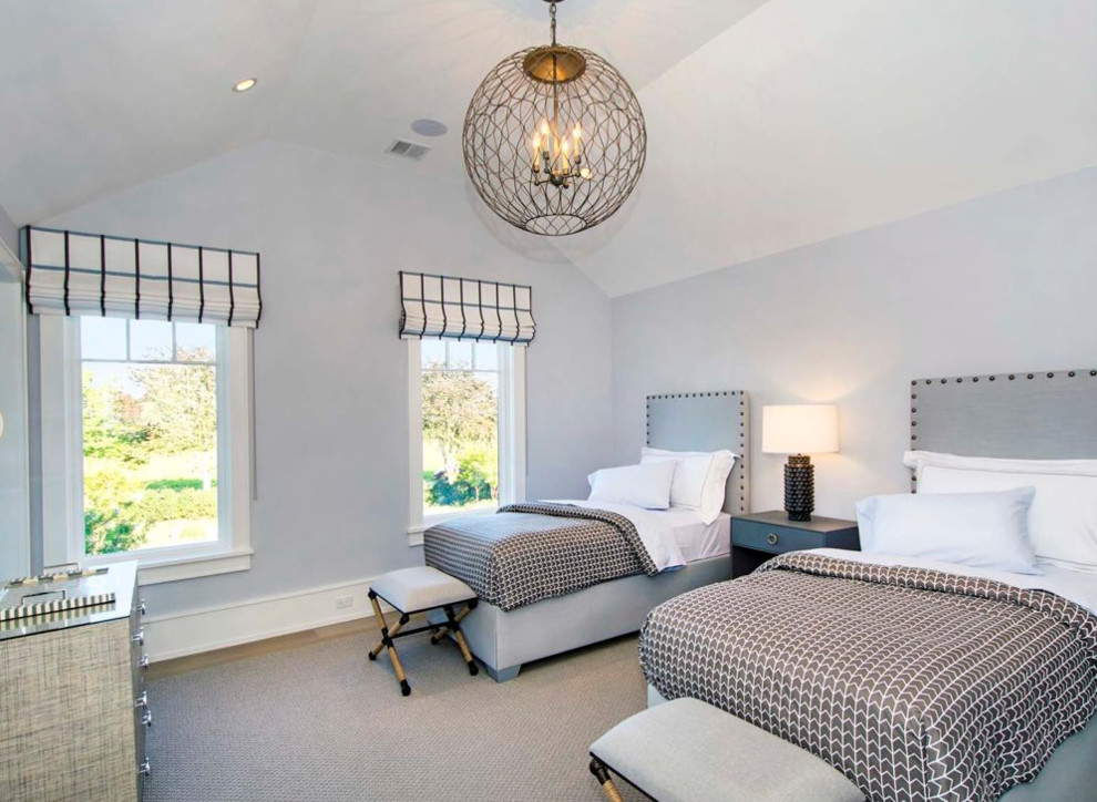 На фото: большая гостевая спальня (комната для гостей) в стиле неоклассика (современная классика) с серыми стенами, паркетным полом среднего тона и коричневым полом без камина