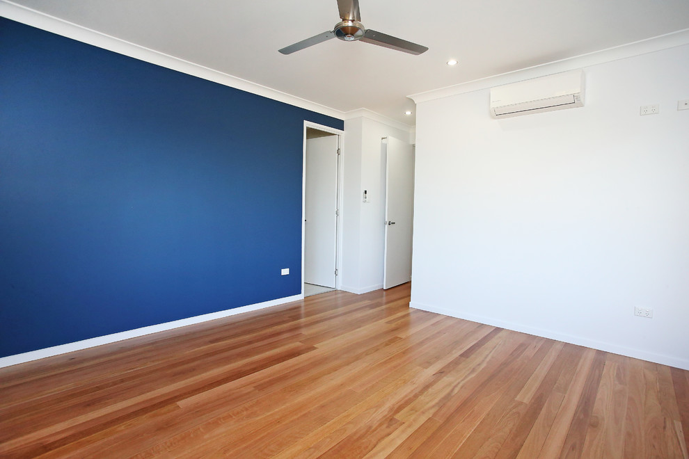 Bedroom - contemporary bedroom idea in Townsville