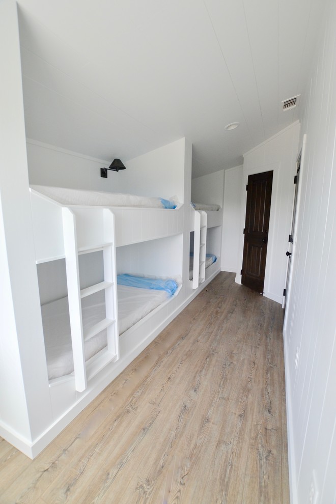 オースティンにある小さなトランジショナルスタイルのおしゃれな客用寝室 (白い壁、淡色無垢フローリング、茶色い床、塗装板張りの天井、塗装板張りの壁) のインテリア