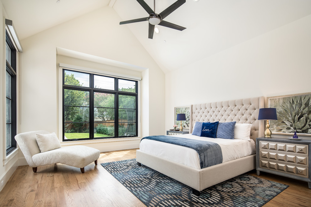 Landhausstil Schlafzimmer mit weißer Wandfarbe, braunem Holzboden und braunem Boden in Dallas