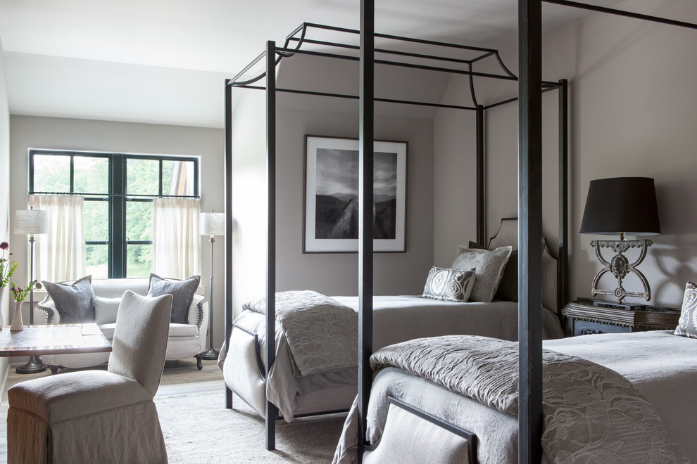 ナッシュビルにある広いコンテンポラリースタイルのおしゃれな客用寝室 (グレーの壁、カーペット敷き、暖炉なし)