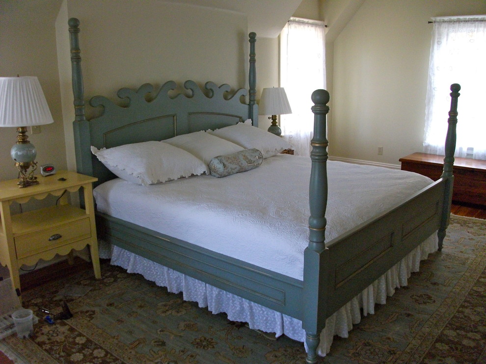This is an example of a classic bedroom in Cleveland.