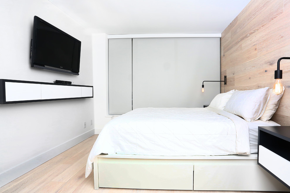 Kleines Modernes Hauptschlafzimmer mit beiger Wandfarbe, hellem Holzboden und beigem Boden in Vancouver