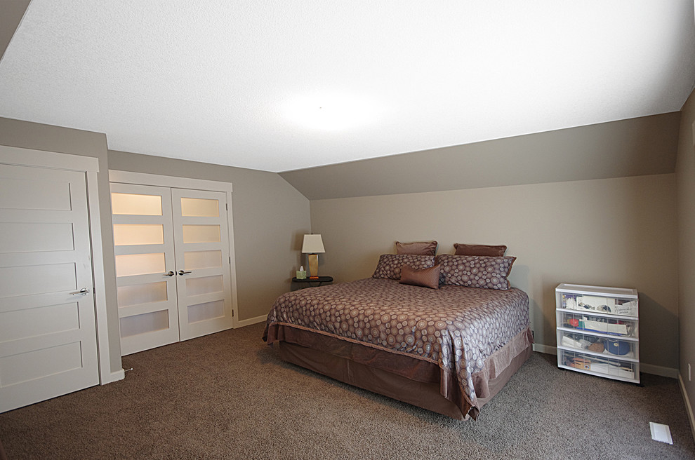 Стильный дизайн: гостевая спальня среднего размера, (комната для гостей) в современном стиле с бежевыми стенами и ковровым покрытием без камина - последний тренд