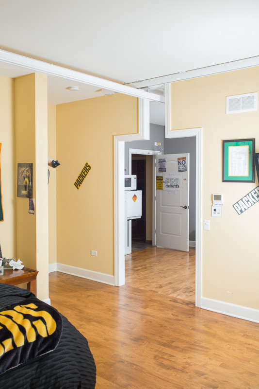 Idées déco pour une chambre contemporaine de taille moyenne avec un mur jaune et parquet clair.