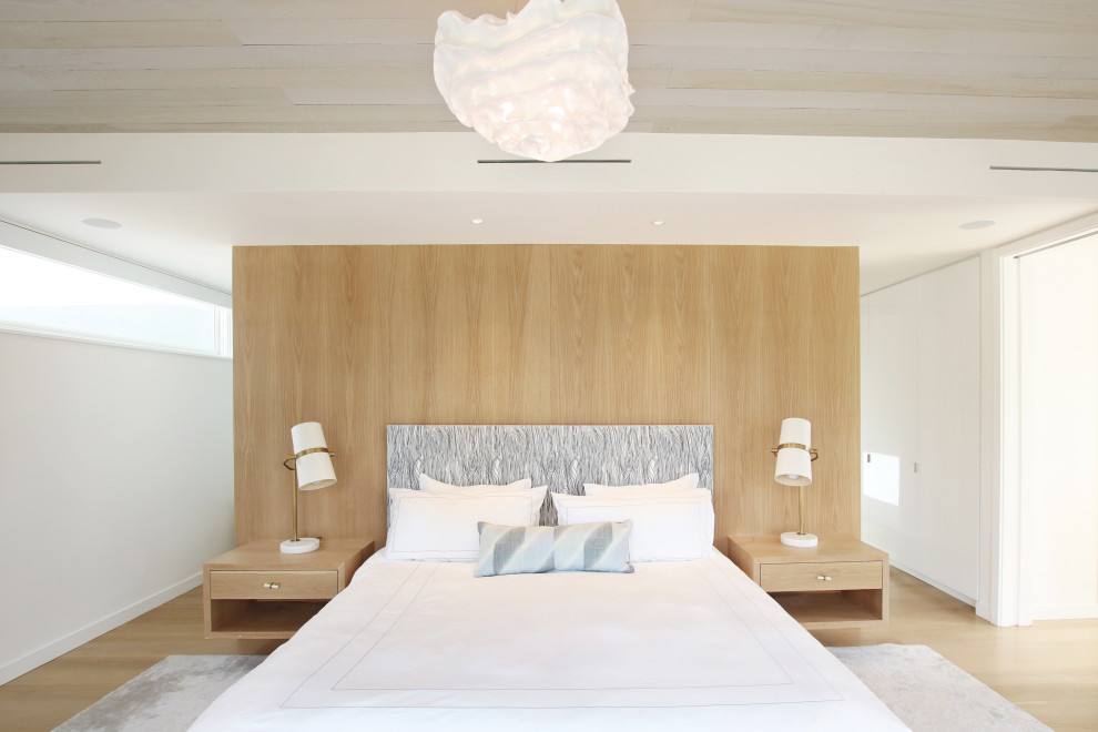 Inspiration pour une grande chambre parentale minimaliste avec un mur blanc, parquet clair, aucune cheminée et un sol beige.