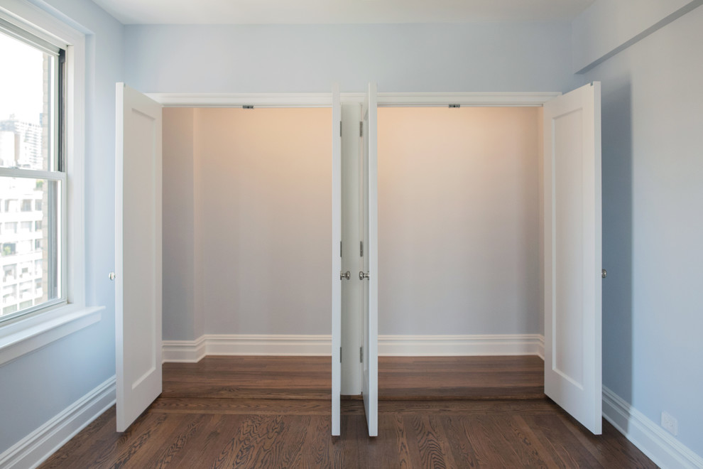 Diseño de dormitorio principal clásico pequeño con paredes azules y suelo de madera en tonos medios