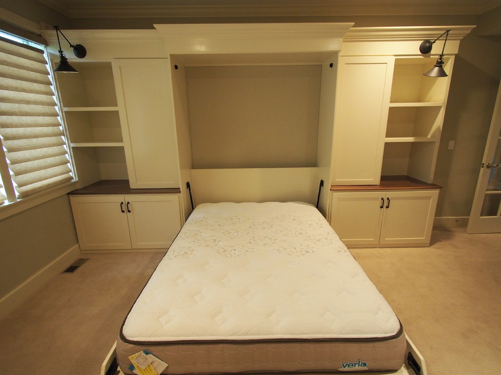 Cette image montre une grande chambre avec moquette craftsman avec un mur beige et aucune cheminée.