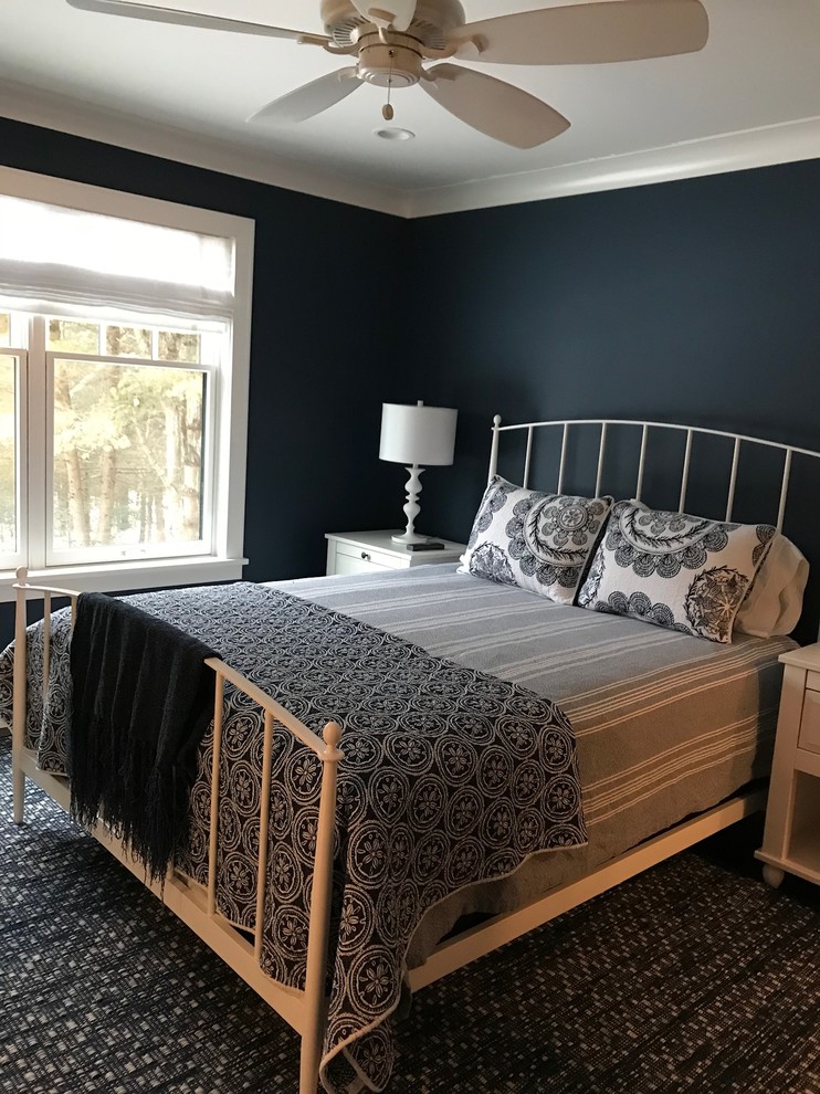 На фото: гостевая спальня среднего размера, (комната для гостей) в классическом стиле с синими стенами, ковровым покрытием и черным полом без камина с