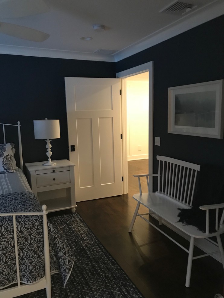 Foto di una camera degli ospiti classica di medie dimensioni con pareti blu, moquette, nessun camino e pavimento nero
