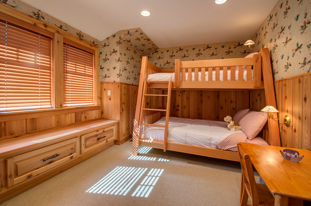 На фото: большая гостевая спальня (комната для гостей) в стиле рустика с разноцветными стенами, ковровым покрытием и бежевым полом без камина с