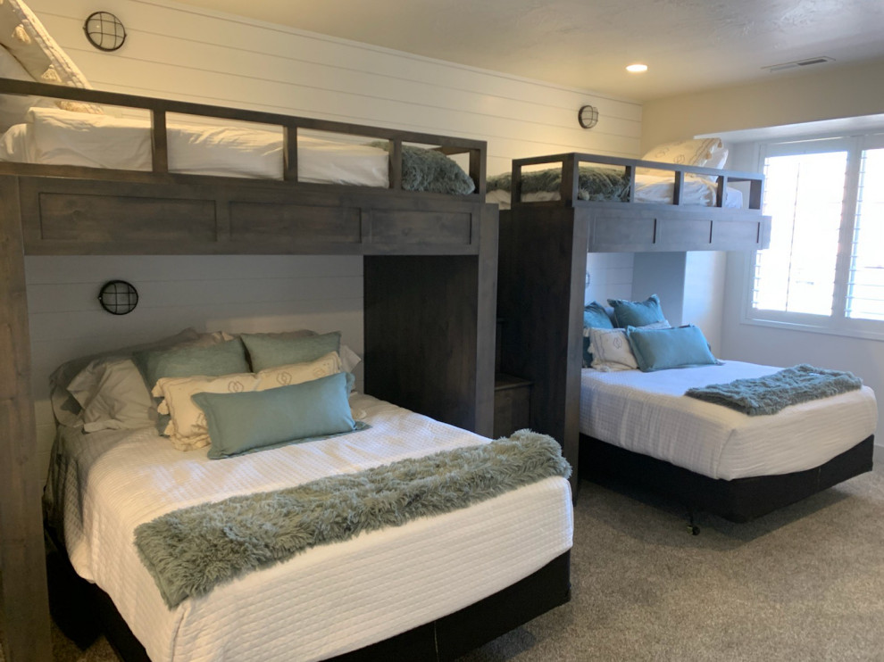Imagen de dormitorio tipo loft minimalista de tamaño medio sin chimenea con paredes blancas, moqueta, suelo multicolor y panelado