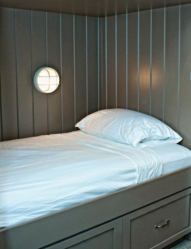 Ispirazione per una camera da letto stile marino