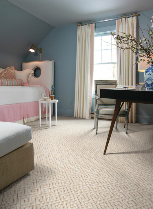 Источник вдохновения для домашнего уюта: гостевая спальня среднего размера, (комната для гостей) в стиле фьюжн с ковровым покрытием и синими стенами без камина