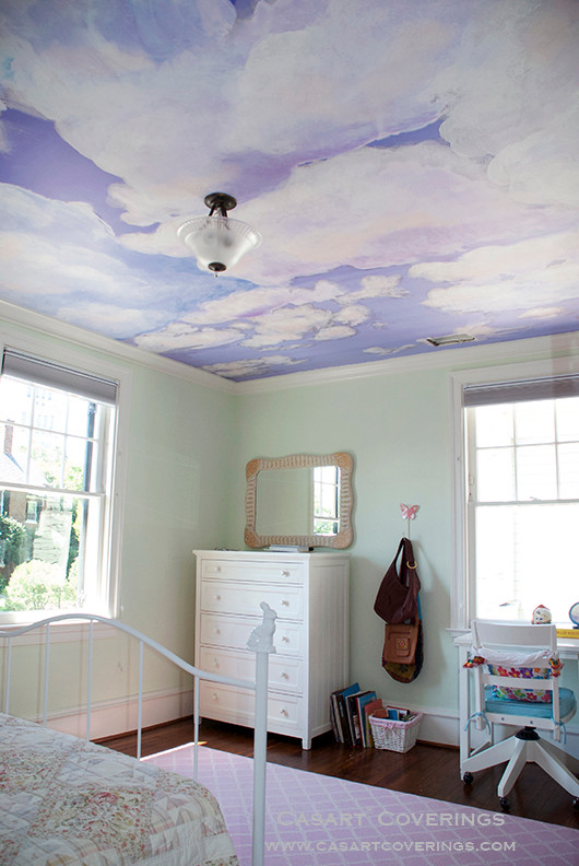 Cette photo montre une chambre chic de taille moyenne avec un mur violet.