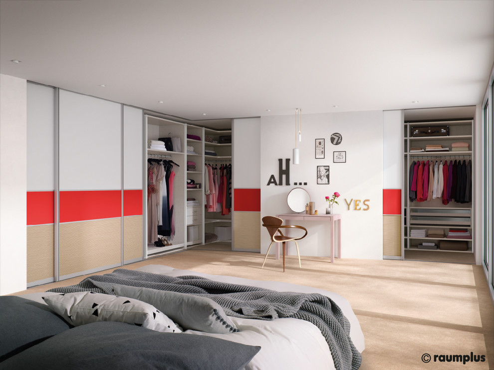 Imagen de dormitorio tipo loft actual pequeño sin chimenea con paredes blancas y suelo de madera clara