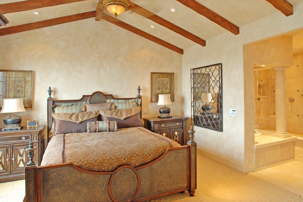 Foto de dormitorio principal mediterráneo grande con paredes beige, moqueta y suelo beige