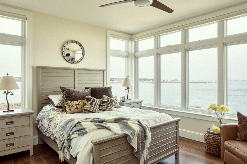 Maritimes Schlafzimmer mit beiger Wandfarbe, dunklem Holzboden und braunem Boden in Portland Maine