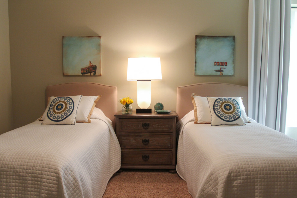 Foto de habitación de invitados contemporánea grande sin chimenea con paredes verdes, moqueta y suelo beige