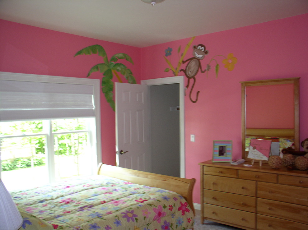 Immagine di una camera da letto tradizionale di medie dimensioni con pareti rosa e moquette