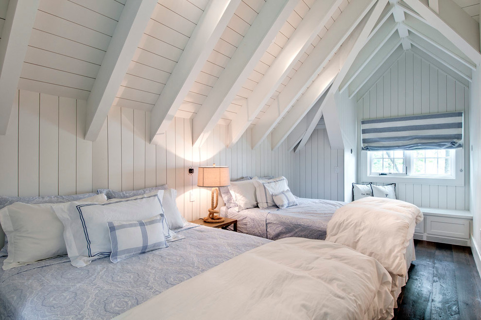 トロントにあるビーチスタイルのおしゃれな寝室 (白い壁、濃色無垢フローリング)
