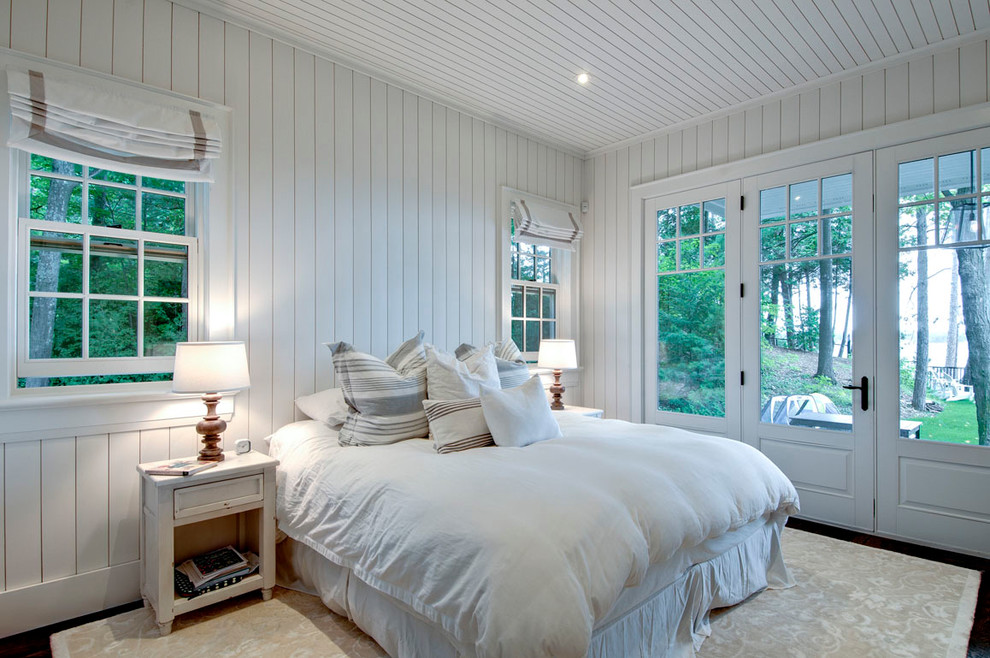 Idee per una camera da letto stile marino con pareti bianche e parquet scuro