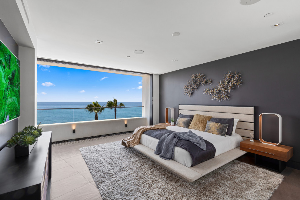 サンディエゴにある広いコンテンポラリースタイルのおしゃれな客用寝室 (黒い壁、グレーの床、セラミックタイルの床) のレイアウト
