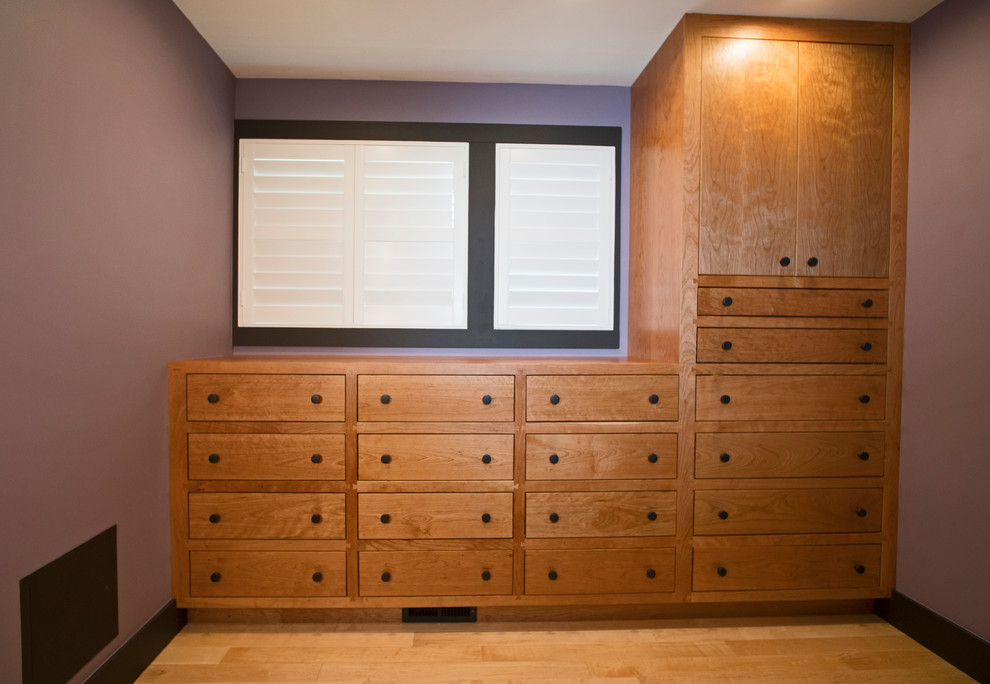 Foto de dormitorio principal tradicional grande sin chimenea con paredes púrpuras, suelo de madera clara y suelo beige