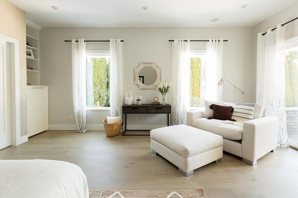 Ispirazione per una camera matrimoniale tradizionale di medie dimensioni con pareti bianche, parquet chiaro e pavimento beige