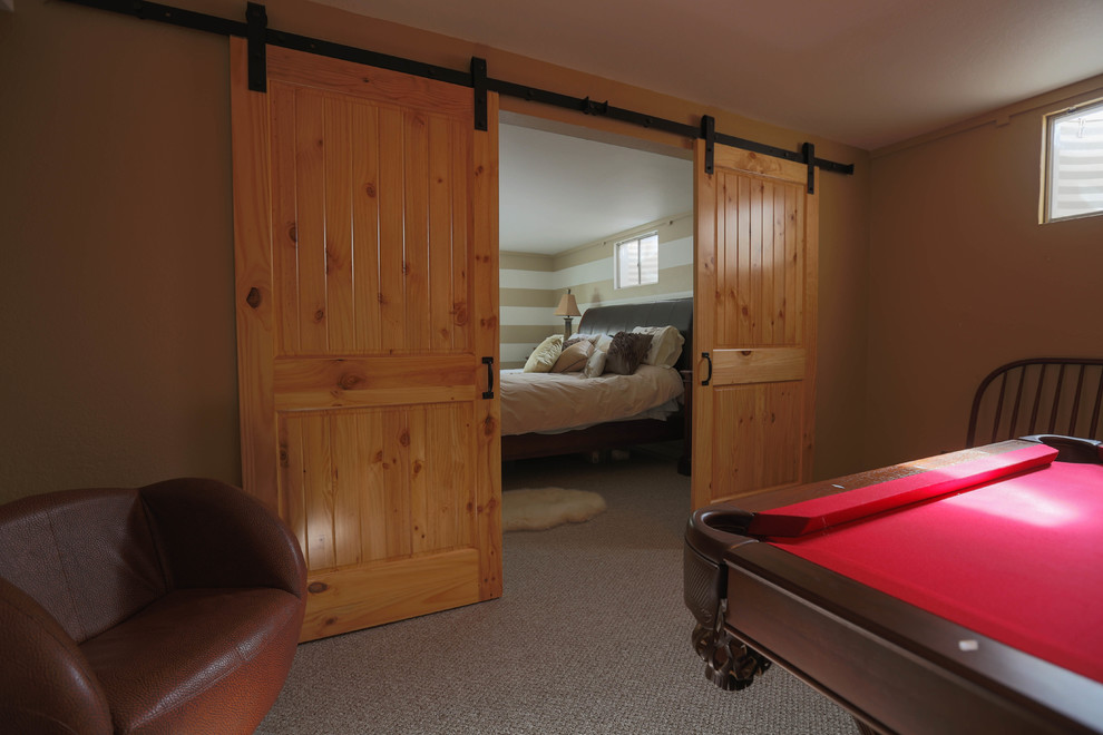 Foto de habitación de invitados de estilo americano pequeña con paredes beige y moqueta