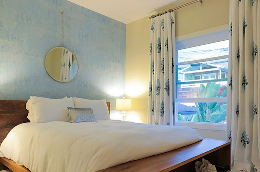サンディエゴにある中くらいなコンテンポラリースタイルのおしゃれな客用寝室 (黄色い壁、暖炉なし) のレイアウト
