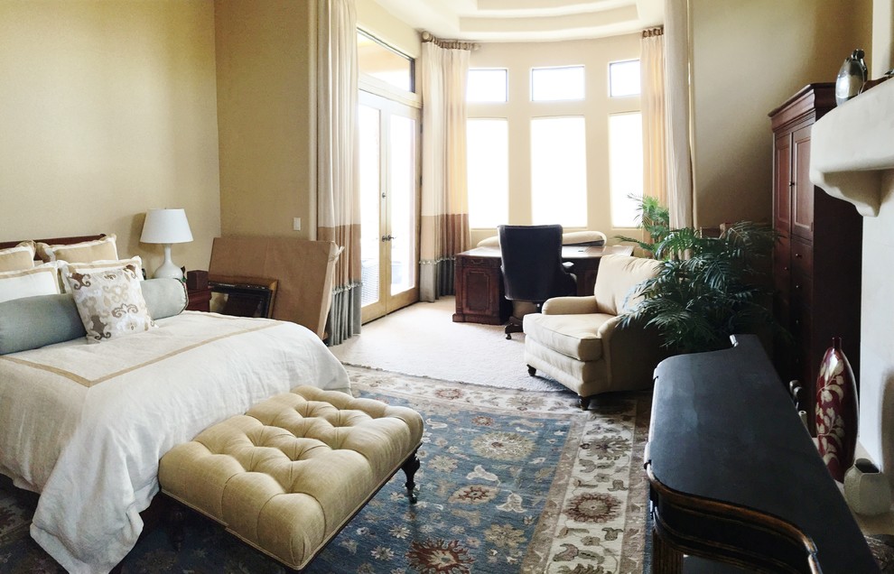 Foto de dormitorio principal clásico extra grande con paredes beige, moqueta, todas las chimeneas y marco de chimenea de yeso